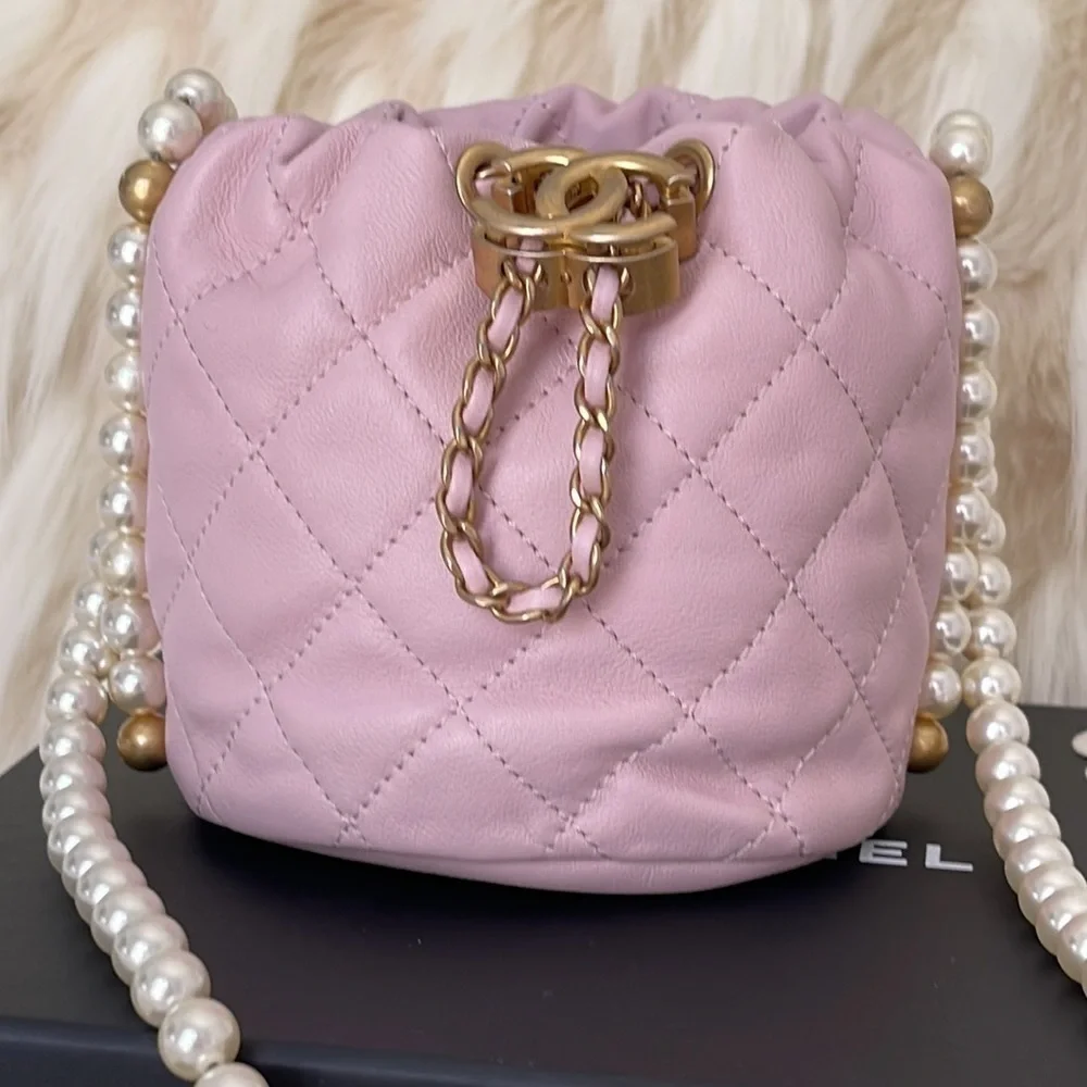 CHANEL Luxurious Lamb leather bag authentic 100%